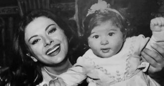 Copertina di Debora Ergas: “Mamma Sandra buona e casalinga, ma sui tacchi anche per il giardinaggio”