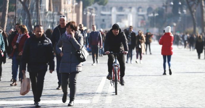 Copertina di Tutti fermi: blocco del traffico a Roma, a Milano la maratona