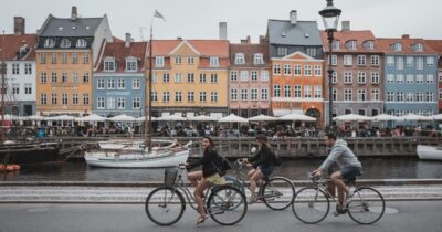 Copertina di Qual è la città più felice del mondo? La classifica dell’Happy City Index 2025 e il “segreto” della felicità: “I dati parlano chiaro”