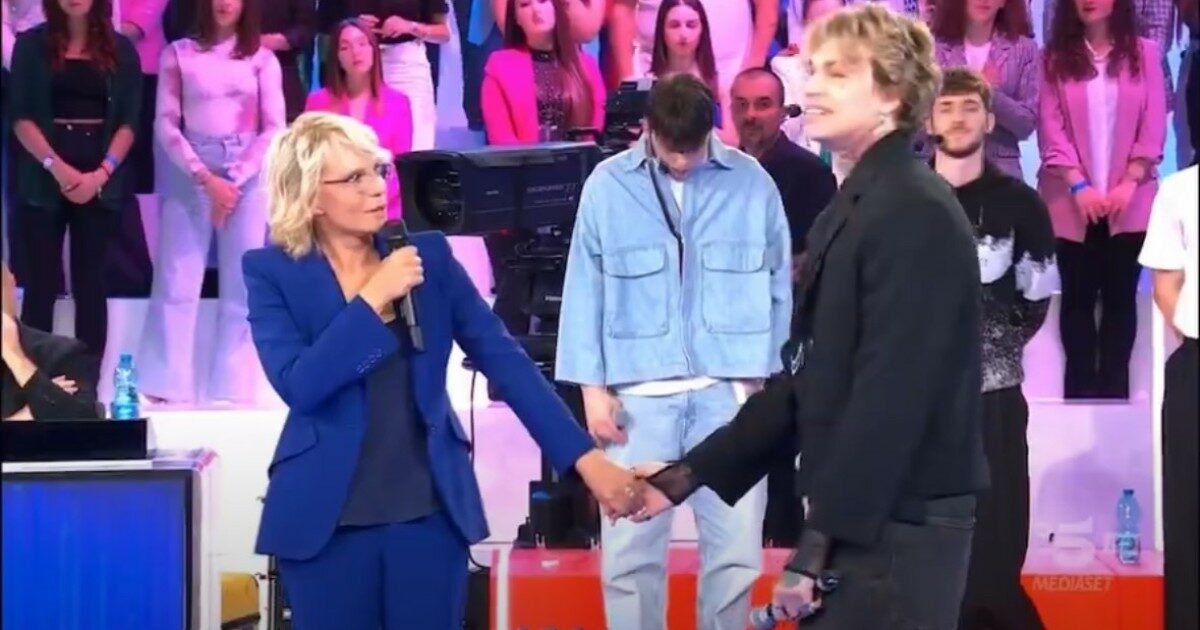 Amici 23, Lil Jolie ha un attacco di panico in diretta: “Non respiro più”. Maria De Filippi si commuove per Ayle eliminato: “Spero ti sia scesa un po’ la rabbia”