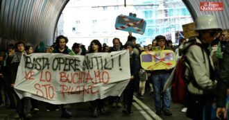 Copertina di In mille al corteo contro la funivia a Genova: “Previsti piloni tra i palazzi, ma nessuno ci ha mai consultato. Opera utile solo ai turisti”