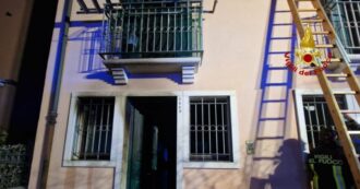 Copertina di Chioggia, incendio nella notte in un’abitazione: morti due genitori e il figlio 27enne