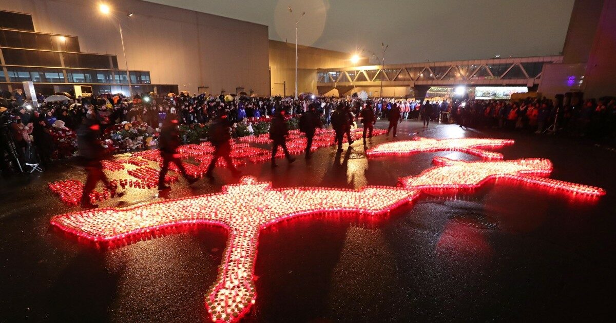 Attentato a Mosca, un altro video di rivendicazione dell’Isis. Sui social foto di torture sui sospettati. In due in tribunale, accusati di terrorismo