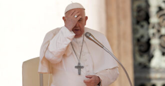 Copertina di Papa Francesco affaticato rinuncia a leggere l’omelia. E all’Angelus condanna l’attentato di Mosca: “Azione disumana che offende Dio”