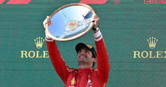 Copertina di Gp Australia, doppietta Ferrari: domina Sainz, secondo Leclerc. Verstappen costretto al ritiro