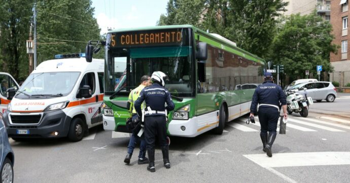 Milano, moto investe una 51enne che finisce contro un bus