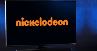 Copertina di Il lato oscuro della tv per bambini Nickelodeon: “Razzismo, sessismo, mobbing”. Sotto accusa lo showrunner Dan Schneider