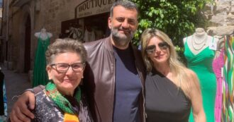 Copertina di Bari, polemica per la foto di Decaro con la sorella e la nipote del boss. Il sindaco: “Non sapevo chi fossero, ma non c’entrano nulla con il clan”
