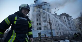 Copertina di L’Ue avverte Mosca: “Non usi gli attentati come pretesto contro l’Ucraina”. Razzi russi su Kiev, esplosioni anche all’aeroporto