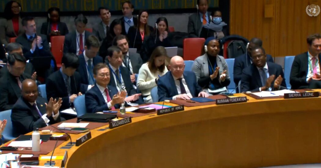 L’Onu adotta la prima risoluzione che chiede il cessate il fuoco a Gaza: applauso dopo l’approvazione con 14 voti a favore e un astenuto