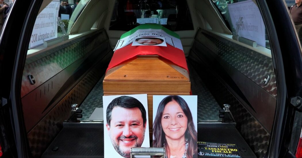 La macabra protesta degli Ncc a Roma: in piazza anche un carro funebre con le foto di Salvini e della deputata Maccanti – Video
