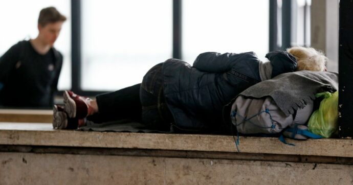 Verona, le associazioni a Tommasi: “Cambiare la norma sui senzatetto, risale all’epoca Tosi”