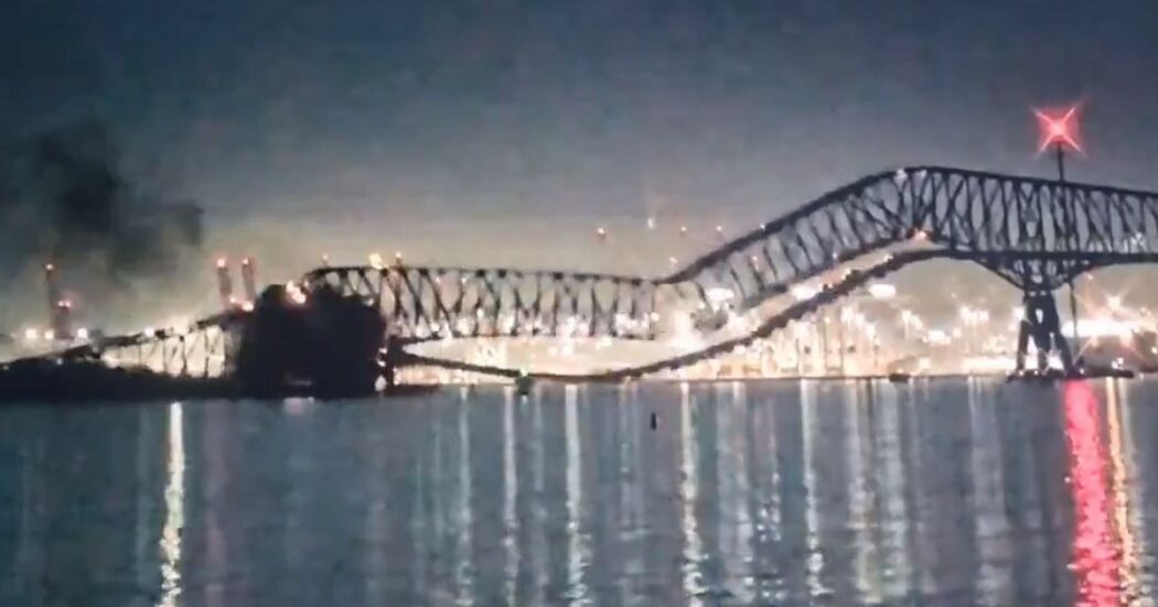 Una nave cargo si schianta contro il ponte di Baltimora, che prende fuoco e crolla: “Ci sono persone e auto in acqua”