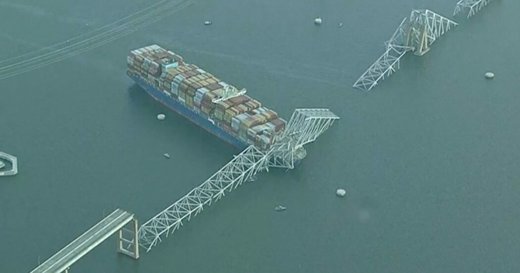 Baltimora, cosa resta del Francis Scott Key Bridge dopo l’impatto con la nave cargo e il crollo: le immagini dall’alto