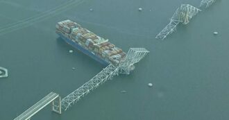 Copertina di Baltimora, cosa resta del Francis Scott Key Bridge dopo l’impatto con la nave cargo e il crollo: le immagini dall’alto