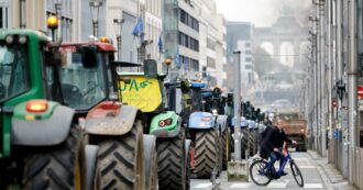 Copertina di A Bruxelles vincono i trattori (e le logiche elettorali): ancora più ammorbidita la Politica agricola comune. Fdi: “Merito di Meloni”