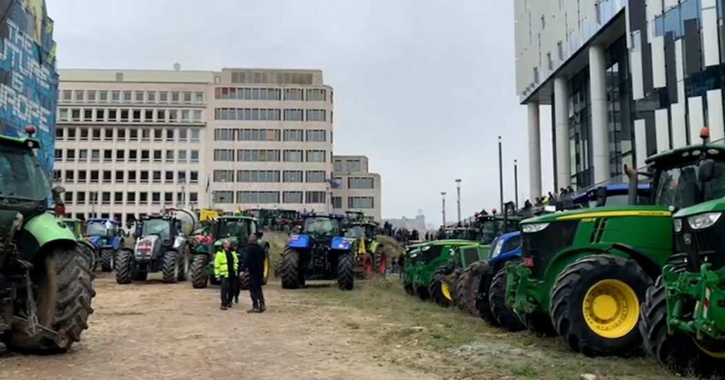 Nuova protesta degli agricoltori a Bruxelles, 250 trattori intorno alle sedi Ue. Roghi davanti all’Eurocamera: polizia usa idranti e lacrimogeni