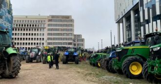 Copertina di Nuova protesta degli agricoltori a Bruxelles, 250 trattori intorno alle sedi Ue. Roghi davanti all’Eurocamera: polizia usa idranti e lacrimogeni