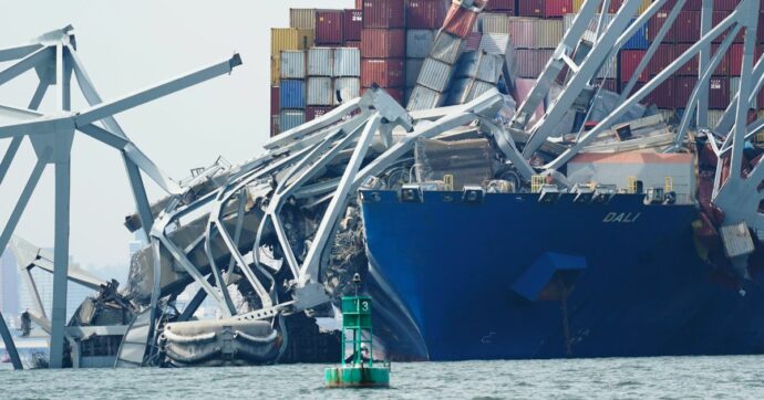 Ponte di Baltimora, container danneggiati: allarme per materiali pericolosi. Sospese le ricerche dei dispersi: “Non crediamo siano ancora vivi”