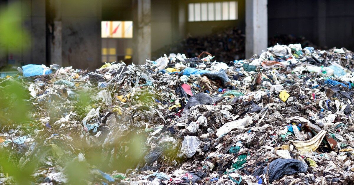 Terra dei fuochi: i rifiuti interrati, il processo e le condanne. Cosa è accaduto prima dell’annullamento della confisca per i fratelli Pellini