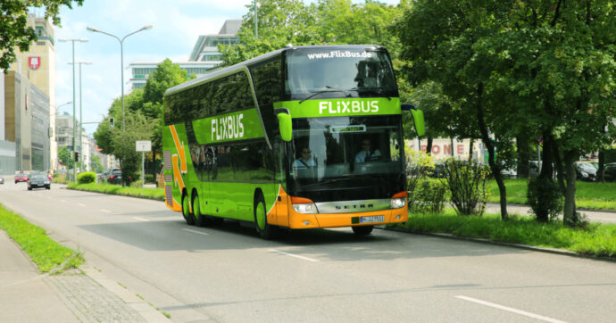 Pullman Flixbus si ribalta in autostrada in Germania, almeno 5 vittime e diversi feriti