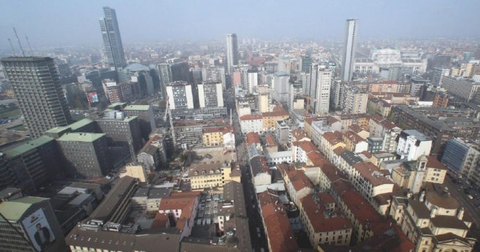 Copertina di Milano, case popolari in vendita: dg e assessore in antimafia