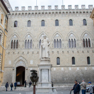 Copertina di Mps, sì del cda alla doppia offerta su Bpm e Banca Generali. Ma la strada per Lovaglio è in salita tra ostacoli tecnici e difficoltà industriali