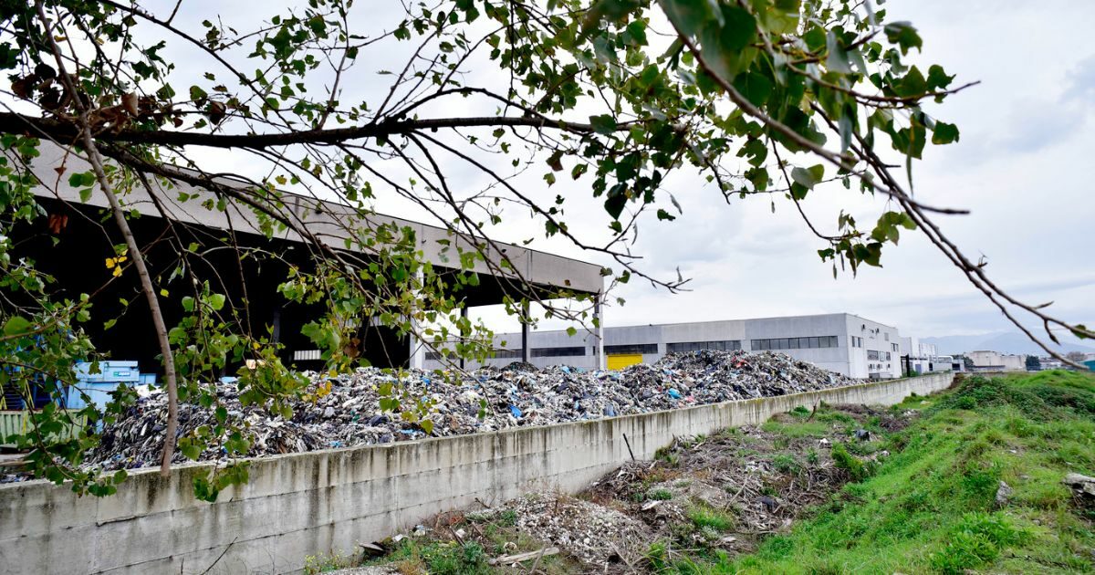 Terra dei fuochi, beni per 200 milioni resi agli imprenditori condannati per disastro ambientale. Le proteste: “La parola scandalo non basta”