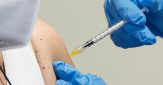 Copertina di Covid, Meloni: “Sugli effetti avversi del vaccino massima disponibilità del governo per andare in fondo”
