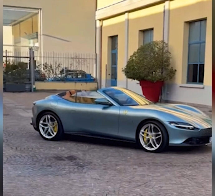 Fedez mostra la sua nuova Ferrari Roma: “È la prima consegnata in Italia, ma mio padre la guiderà più di me” – Video