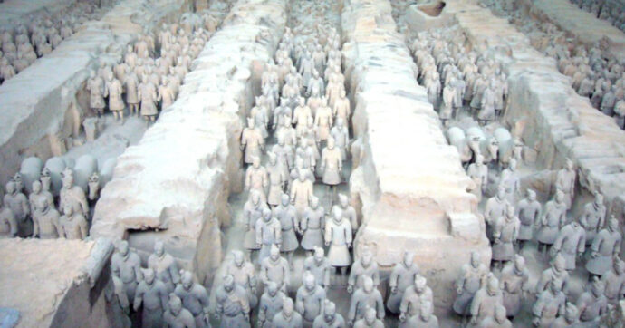 L’esercito di terracotta veniva scoperto 50 anni fa in Cina. Ma la storia ha i suoi chiaroscuri
