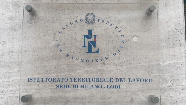 Milano, ecco la nuova frontiera del lavoro nero: piattaforme digitali senza contratti. L’Ispettorato: “Situazione preoccupante”