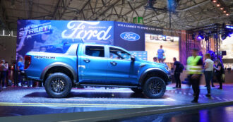 Copertina di Ford licenzia negli Usa per il rallentamento delle vendite delle elettriche. Ma rafforza la produzione in Spagna