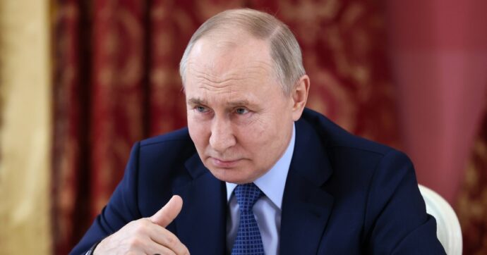 Copertina di Putin avverte la Nato: ‘Gli F-16 a Kiev? Li colpiremo anche nelle vostre basi’. E risponde all’Ue: ‘Invadere l’Europa? Assurdità, devono impaurire la popolazione’
