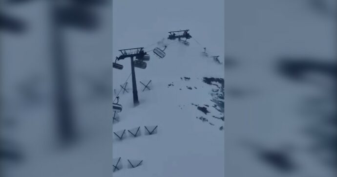 Gli si impiglia lo scarpone nella rete: 32enne cade dalla seggiovia e precipita per 10 metri, è in condizioni gravissime