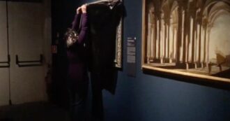 Copertina di Blitz degli attivisti al Palazzo Ducale di Genova: sacchi neri sui dipinti del pittore che stuprò Artemisia Gentileschi