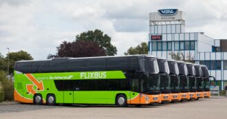 Copertina di Flixbus dopo gli incidenti: “Non possiamo prevenirli completamente. In totale 9 morti su 81 milioni di passeggeri trasportati”