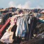 Copertina di “I produttori di vestiti paghino lo smaltimento dei rifiuti”: la proposta del governo spagnolo contro il fast fashion