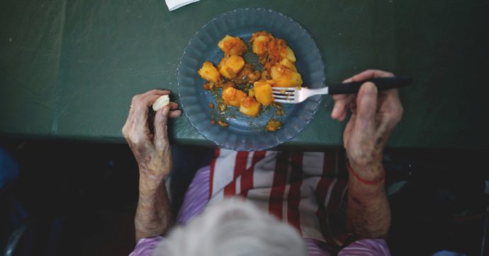 Copertina di Il pranzo è servito, tra vecchie malate in fuga dall’ospizio