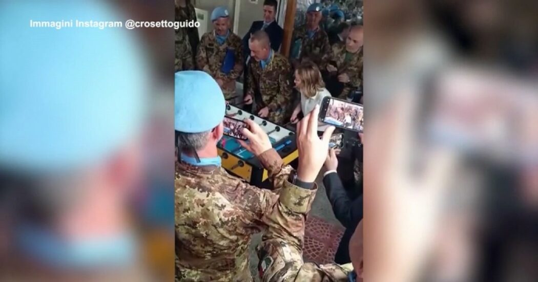 Giorgia Meloni gioca a biliardino con i militari italiani in Libano: il video pubblicato da Crosetto per ringraziarla