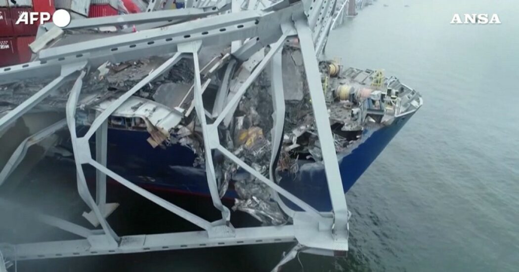 Baltimora, sopralluogo a bordo della nave cargo che si è schiantata contro il Key Bridge – Video