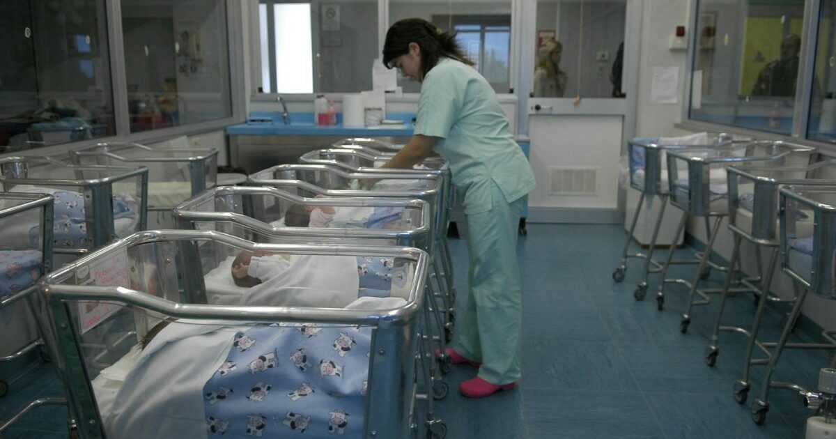 Istat, natalità ancora in calo nel 2023 in Italia. Meno decessi, più cittadini stranieri e record di ultracentenari