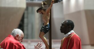 Copertina di Papa Francesco, niente Via Crucis del Venerdì Santo: l’annuncio all’ultimo momento. Le sue meditazioni anche sulla “follia della guerra”
