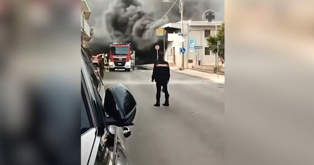 Brindisi, vasto incendio nel centro commerciale di Carovigno. Il sindaco: “Non uscite e tenete le finestre chiuse”