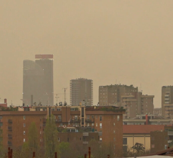 Il pulviscolo sahariano arriva anche a Milano: il cielo tinto di giallo visto dalla periferia – Video