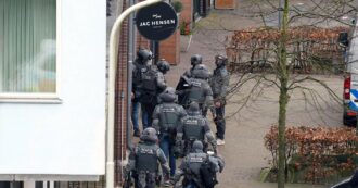 Copertina di Olanda, un uomo prende ostaggi in un caffè: “Ho diverse bombe”. Poi si arrende