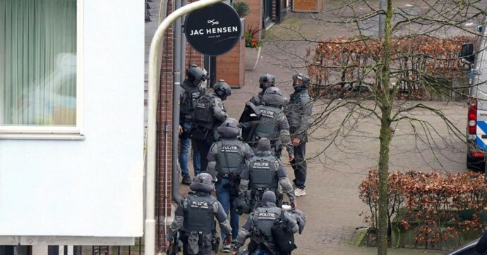 Olanda, un uomo prende ostaggi in un caffè: “Ho diverse bombe”. Poi si arrende