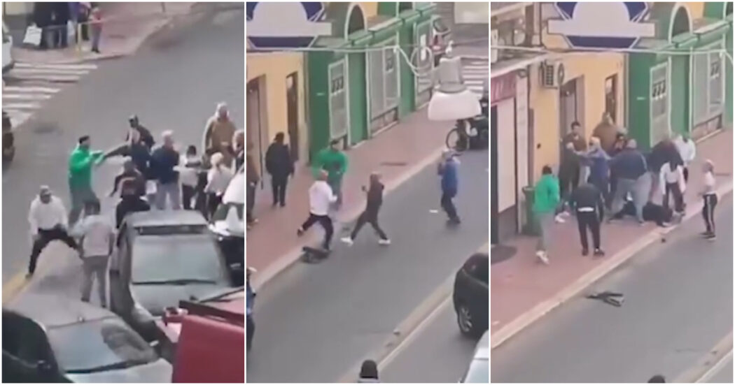 Taranto, maxi rissa in strada tra 15 persone: un uomo ferito alla testa. Il video dal balcone