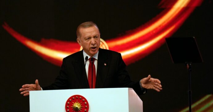 Turchia, Erdogan critica l’Unione per non avergli aperto le porte ma intanto trasforma tutte le chiese in moschee