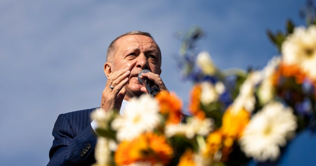 Turchia, Erdogan chiude Instagram e accusa la piattaforma di censurare messaggi di cordoglio per il capo di Hamas Ismail Haniyeh
